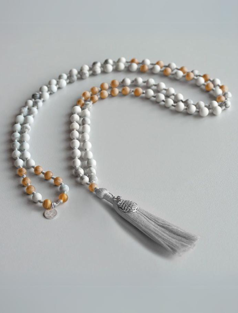 Mala Kette mit Howlith und Sandelholz von Spirit of OM. Der Howlith steht für Toleranz, Selbstreflektion, Intuition und wirkt ausgleichend.