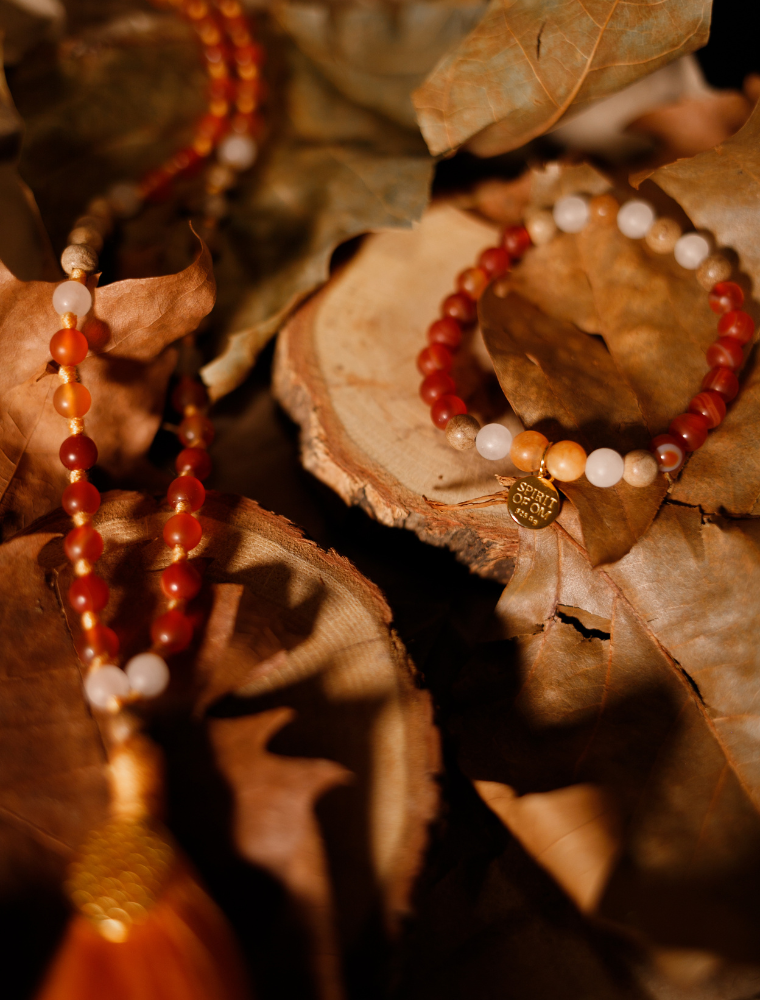 Armband, Bracelet, Orange,  Weiß, White, Brown, Red, Rot und braun, mit Spirit of Om Anhänger,  aus den Edelsteinen Carneol und Orangencalcit