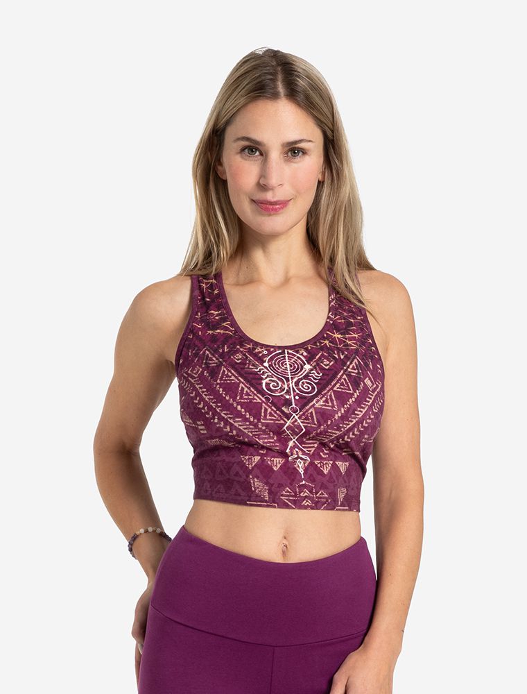 Bra Buddhi. Frau trägt einen Yoga Bra / BH in der Farbe aubergine / violett und eine passende Yoga Leggings. 