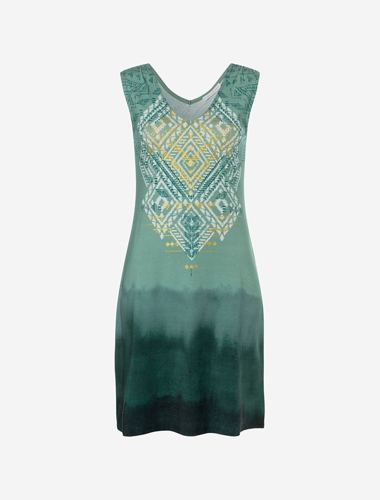 Frau vor Betonwand im Kleid Bakti von The Spirit of OM. Das schulterfreie Kleid hat die Farbe green-smaragd und wurde fair und nachhaltig aus Bambus Viskose und Baumwolle hergestellt. Mikrofeiner Rosenquarz Edelstein im Stoff für mehr Wohlgefühl.