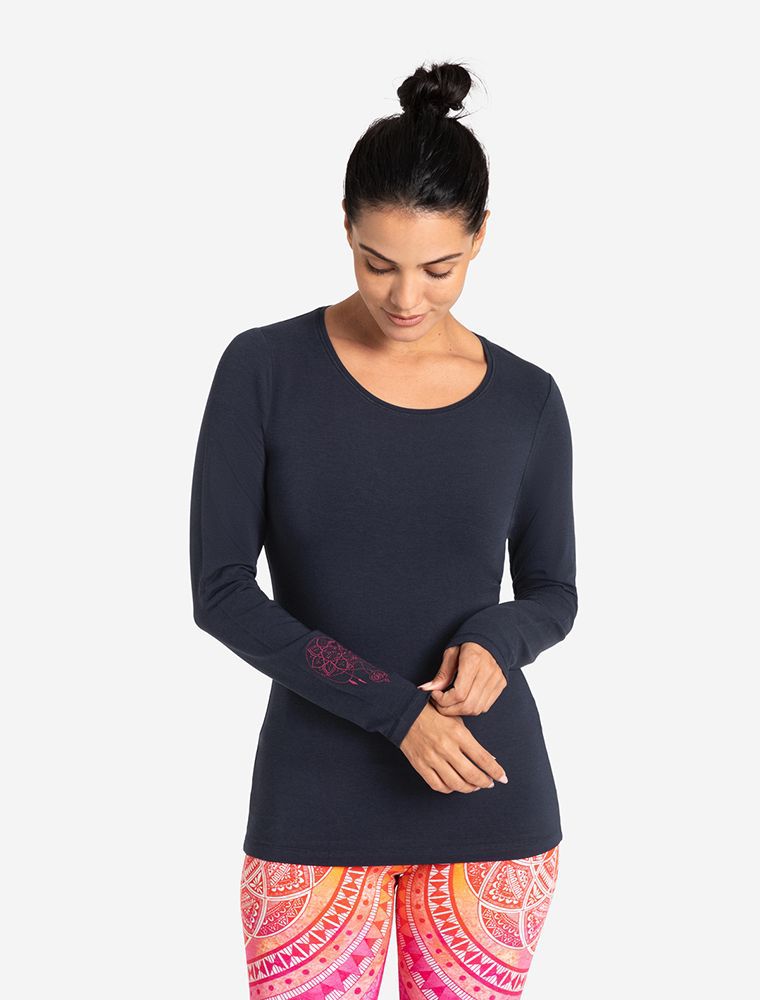 dunkelblaues Langarm Shirt mit Mandala Stick