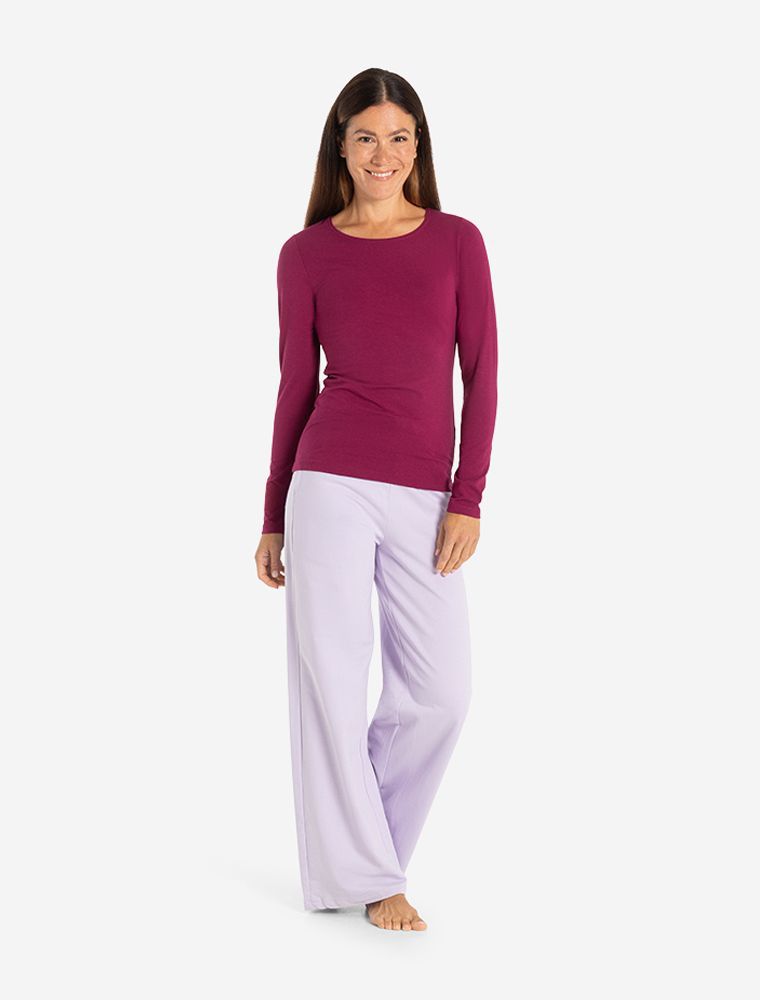 Frau in Langarm Shirt in der Farbe berry