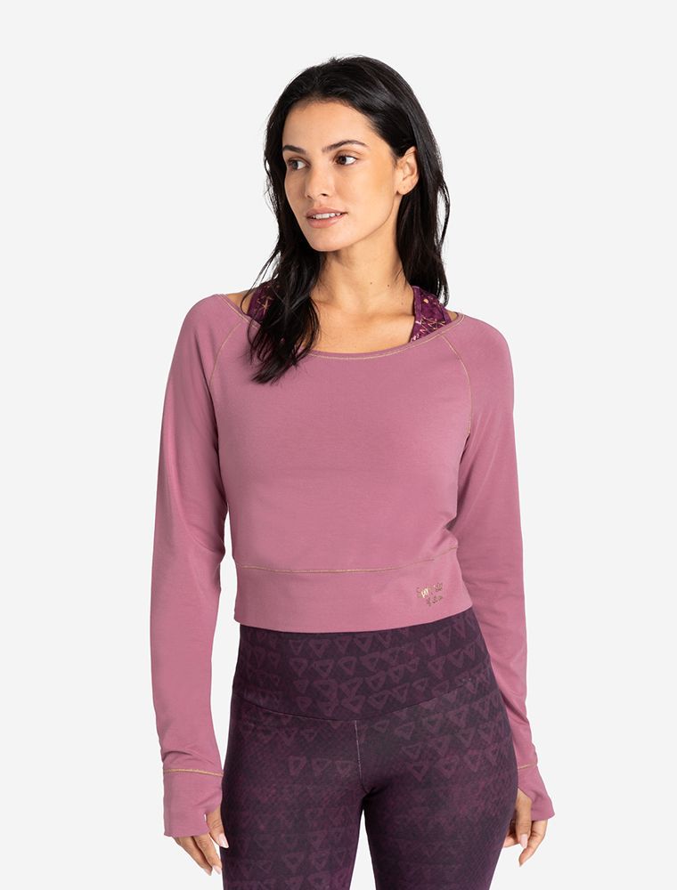 Wundervolles Langarm Crop Shirt in der Farbe amethyst. Es ist bauchfrei und hat Daumenlöcher. Silberner Druck am Bund.