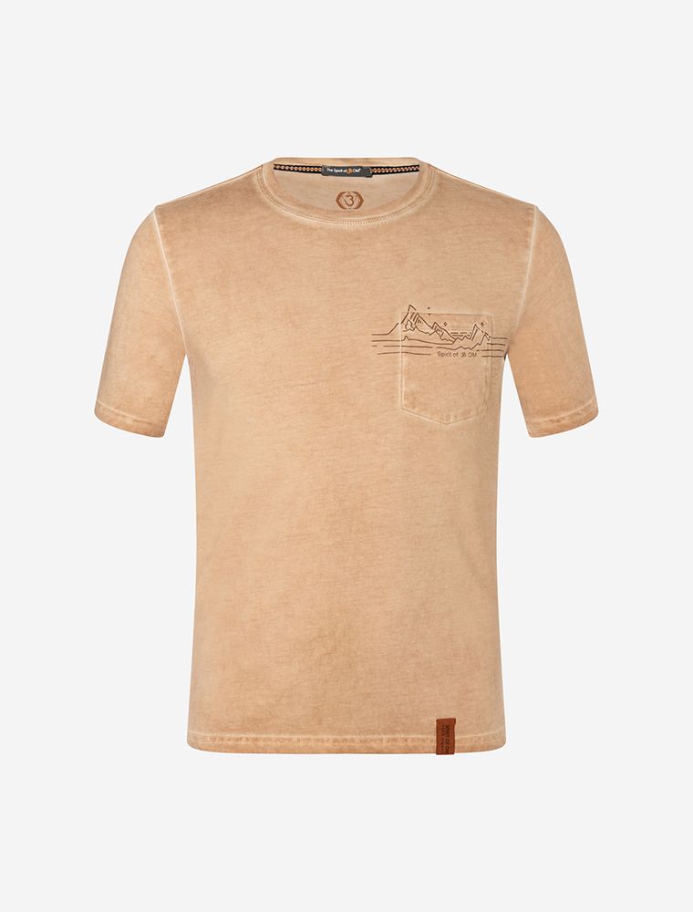 Fröhlicher Mann mit Blick zur Seite. Er trägt das Bio-Baumwoll Shirt in zirbenbraun. Eine helle, erdige Farbe mit Flamm-Effekt und stilisierter Druck eines Berges auf der Brusttasche.