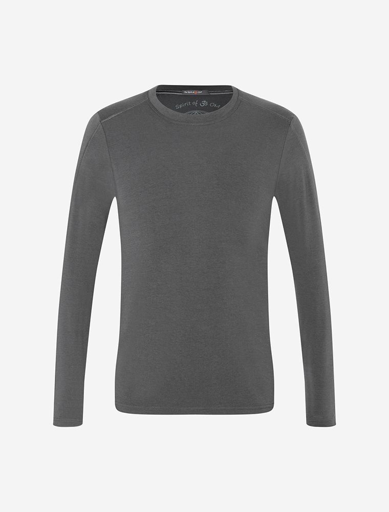 Mann, leicht zur Seite gedreht mit Blick in die Kamera. Man sieht schön die sportlichen Nähte und die Spirit of OM Stickerei am Ärmel. Das Bambus Material ist ideal für sportliche Aktivitäten und kann in hohem Maße Feuchtigkeit aufnehmen.