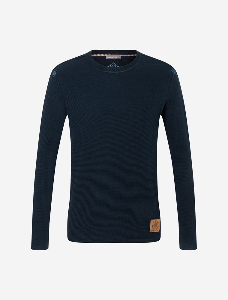 dunkelblauer Strickpullover mit edler Waffel-Struktur von Spirit of OM. Kleines Label in Lederoptik an der Hüfte. Normale, klassische Passform mit eleganten Teilungsnähten am Ärmel.