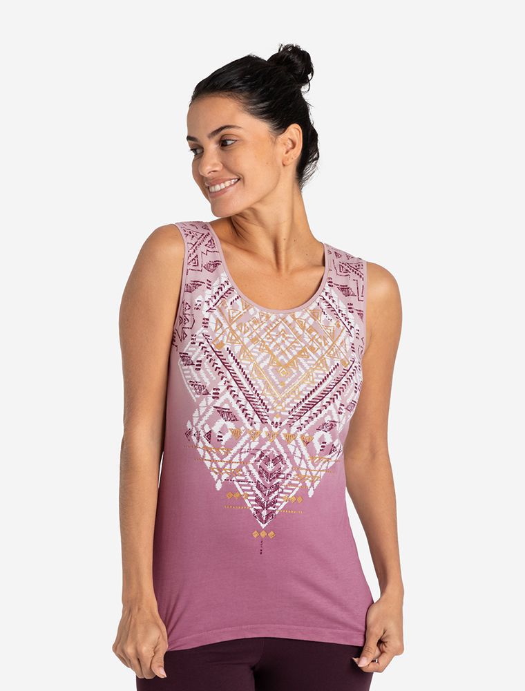 Frau in Top Bakti von Spirit of OM. Das Bio-Baumwolltop in der Farbe violett amethyst hat einen Ethno-Print und ist mit positiven Affirmationen im Innendruck versehen