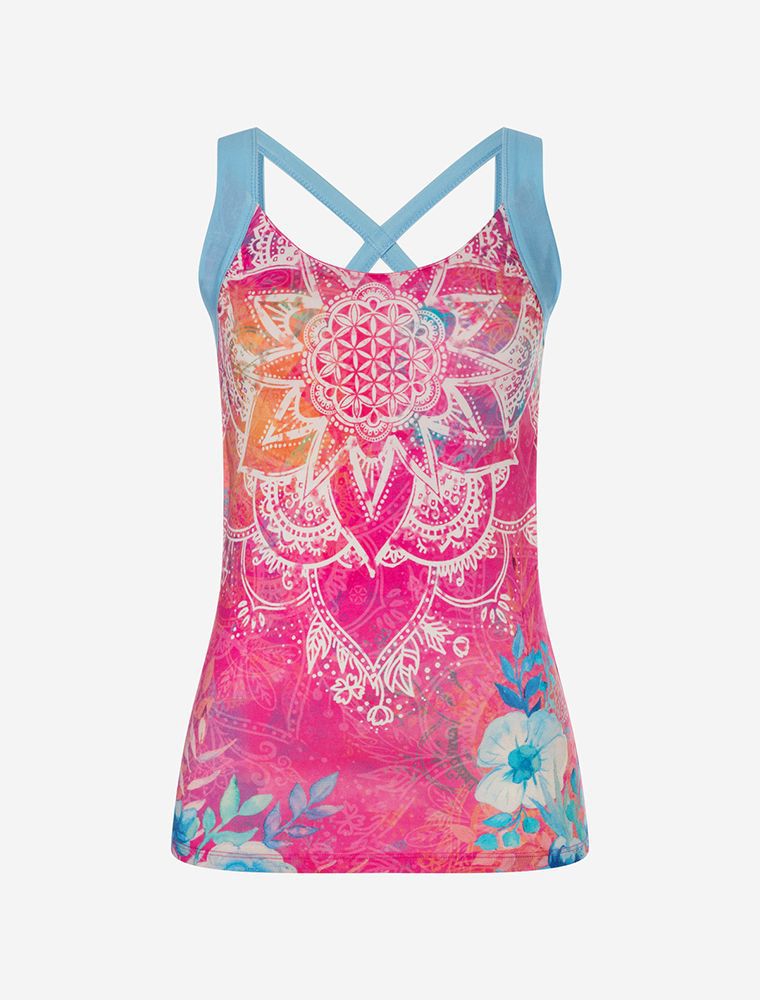 Frau im Yogatop Bravery. Pinkes Top mit weißem Mandala, Aquarell Blumen und blauen Trägern. Top nachhaltig und fair hergestellt. 