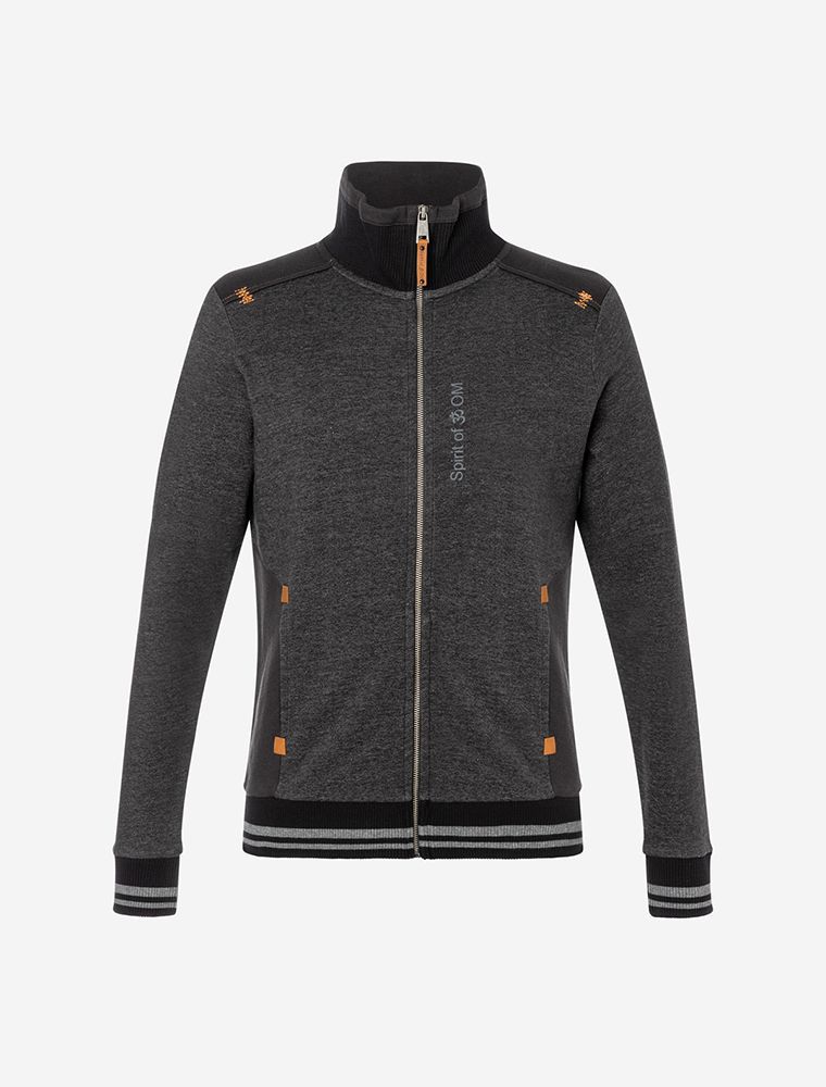 Mann mit Händen in den Taschen trägt die Sweatjacke in schwarz-melange von Spirit of OM. Bequemer Schnitt und elegantes Design in klassichen Farbtönen.