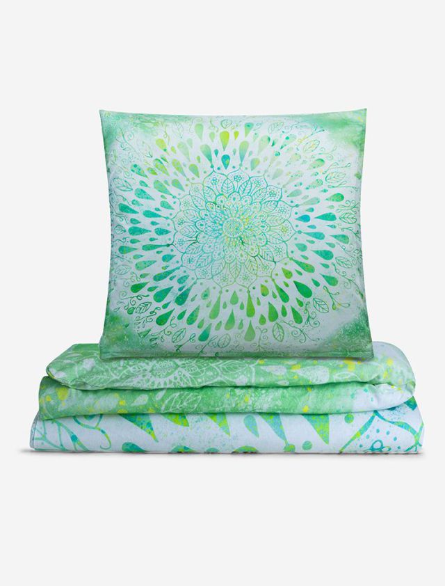 Herrlich frische Bettwäsche in tollen Grüntönen auf weißem Grund. Fröhliches Muster mit Mandala und Blume des Lebens. Wendebettwäsche mit Biberqualität und seidig-glattem Stoff zum Wechseln.