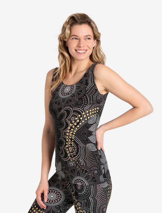 Frau trägt schwarzes Yoga Top von Spirit of OM mit dem wunderbaren Maui Muster