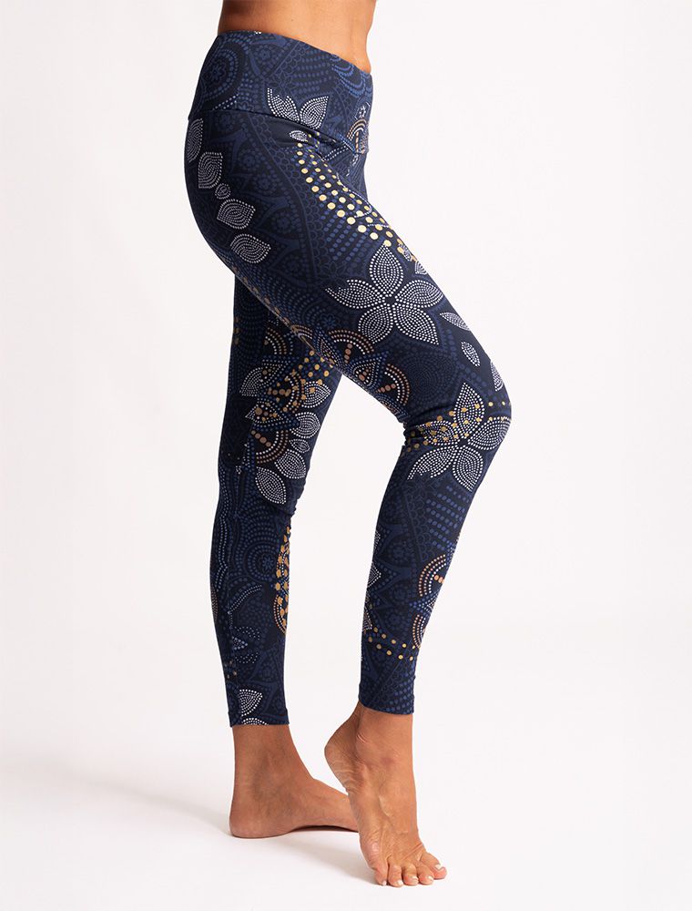 Schwarze Yoga Leggings Maui von The Spirit of OM. Diese hat weiße Mandalas mit goldenen Punkten. Faire Bio-Mode, nachhaltig produziert. Rosenquarz im Material. Hergestellt von Spirit of OM. 