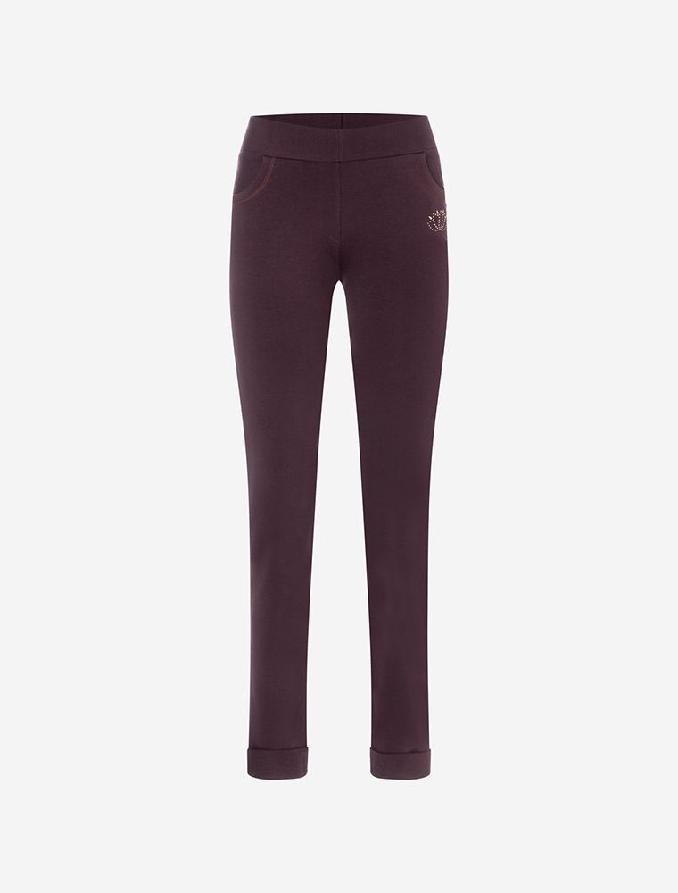 Beine einer Frau in der Jegging von The Spirit of OM. Farbe aubergine. Lotus Applikation auf der Hüfte. Anliegendes Bein. 