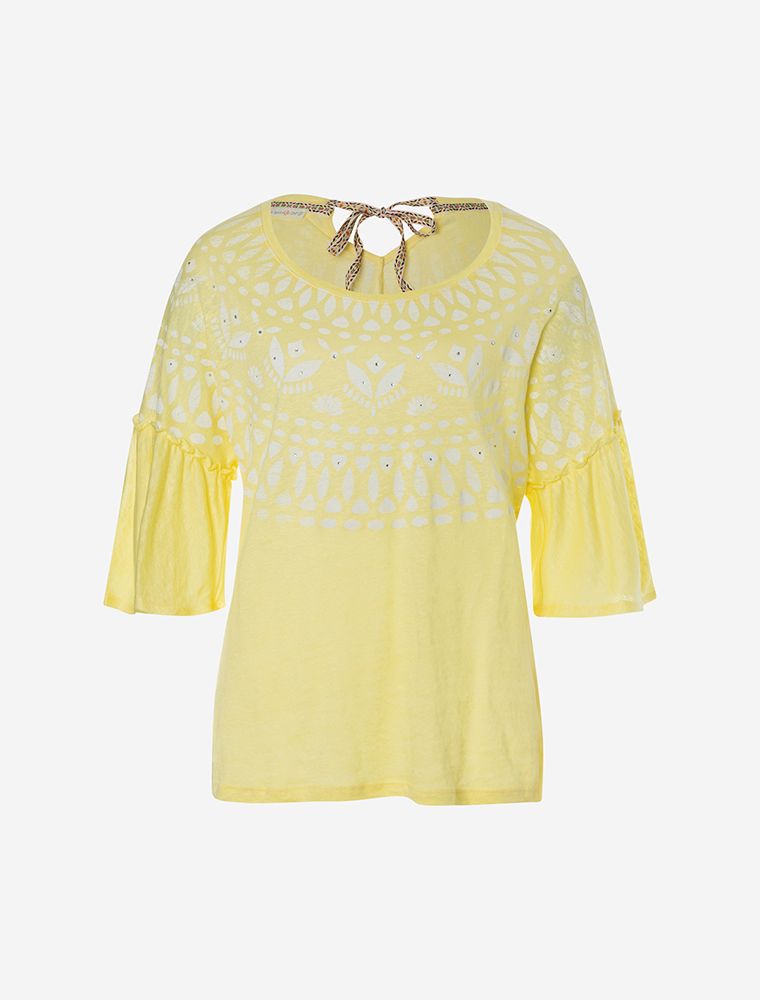 Junge Frau im Leinenshirt Happy Sun in der Farbe lemongelb mit weißem Print auf Schultern, Brust und Rücken. Schöne Volant-Ärmel und lockerer Oversize Schnitt. Mit mirkofeinem Rosenquarz versetzt. 