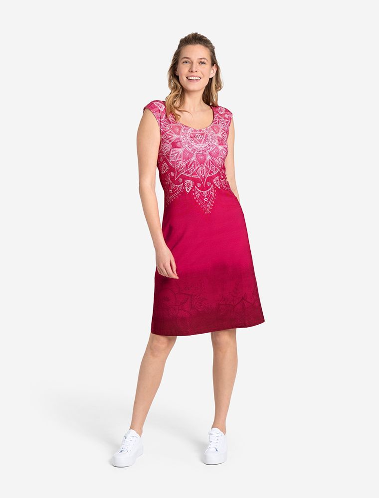 Blonde Frau trägt Kleid Mandala von The Spirit of OM. Das Kleid hat die Farbe Himbeere und hat ein weißes Mandala mit Saat des Lebens auf der Brust. Material Viskose, mikrofeiner Rosenquarz im Stoff. 