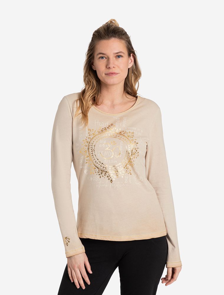 Zwei Frauen tragen das Langarm Shirt OM Mandala. Shirt in beige. Goldener Mandala Druck und OM Zeichen auf der Brust. Unterlegt mit weißer Schrift, positive Affirmationen. Fair hergestellt aus Bio-Baumwolle. Material mit Rosenquarz versetzt. 