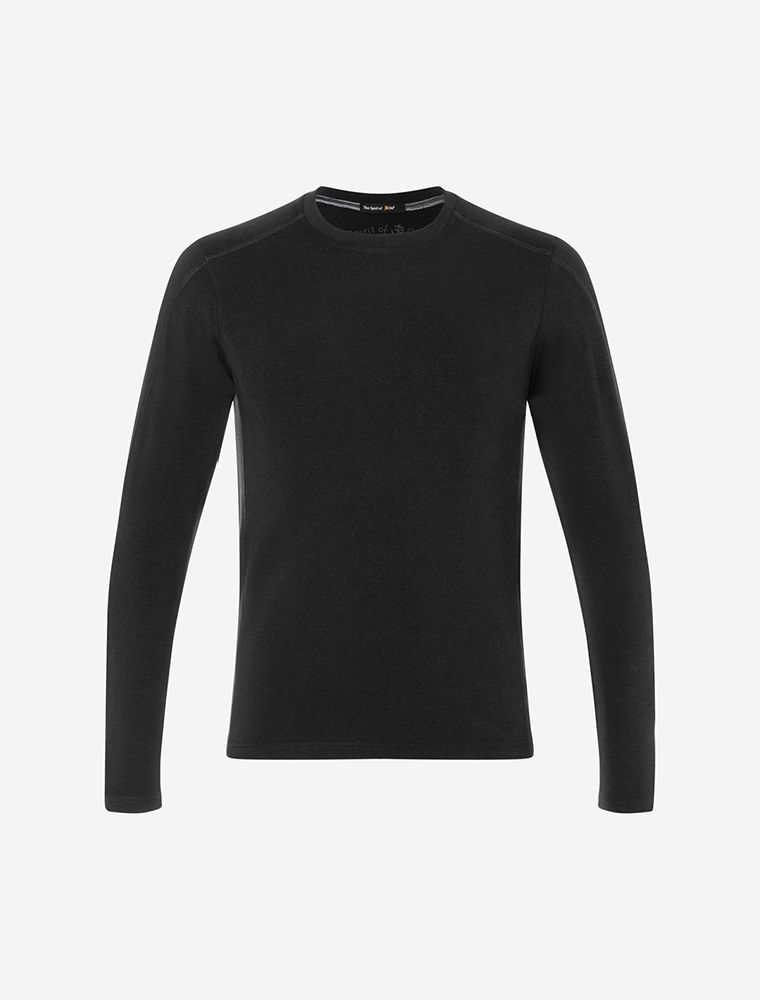 Langarm Shirt Bambus in schwarz. Mann mit Kopf leicht in den Nacken gelegt in Dreiviertelansicht. Kombination mit der Wellnesshose aus Baumwolle in weiß.