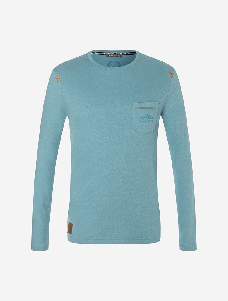 Mann im Leinen Shirt mit Bio-Baumwolle von Spirit of OM. Atmungsaktiv und toller Griff. Pflegeleicht und strapazierfähig.
