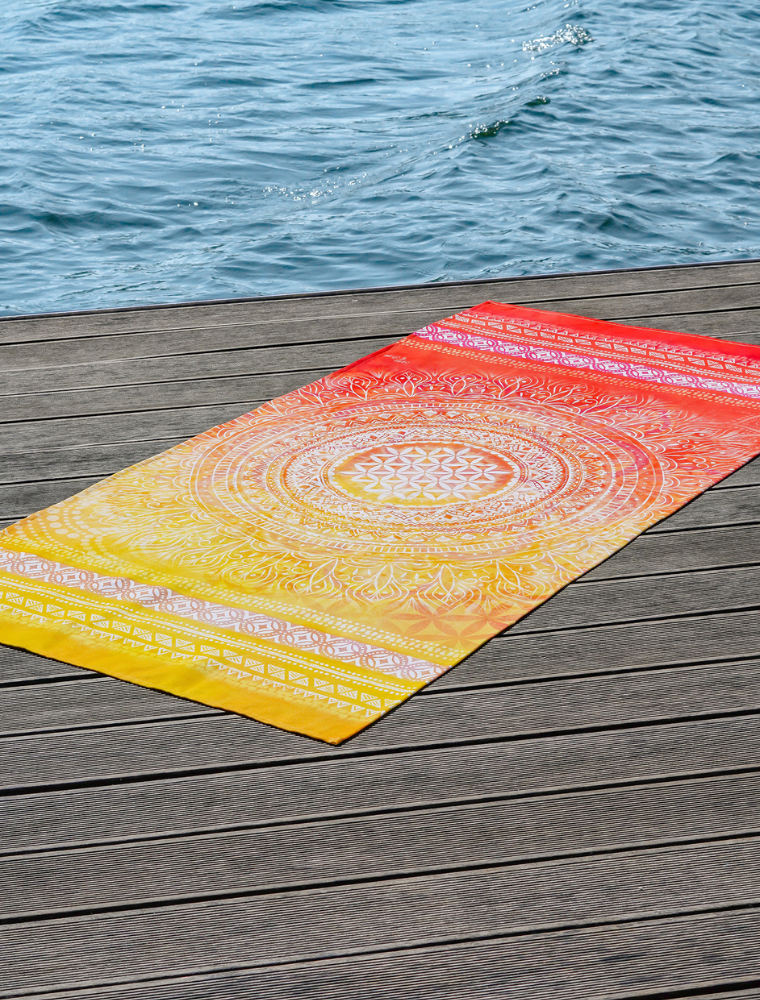 Strandtuch mit Mandala in gelb-orange von Spirit of OM