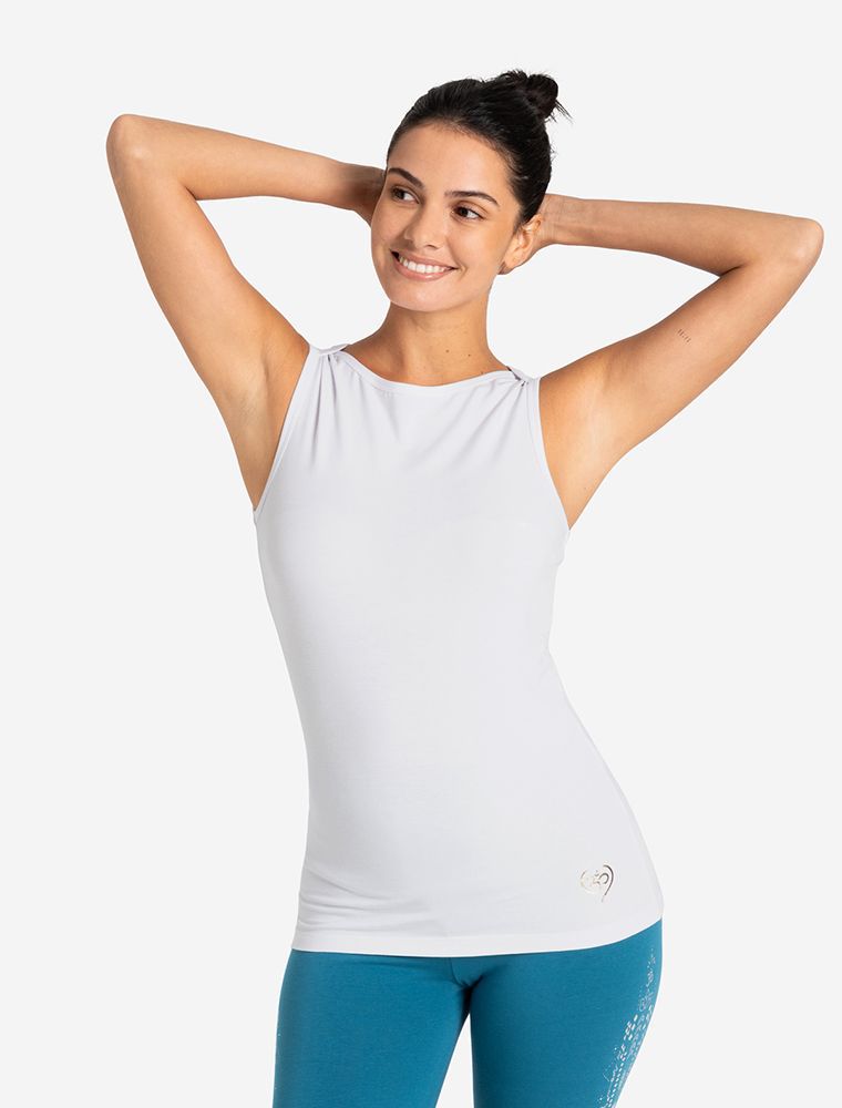 Weißes Highneck Top von The Spirit of Om mit Affirmationen im Innendruck und einem Om Herz auf Hüfthöhe