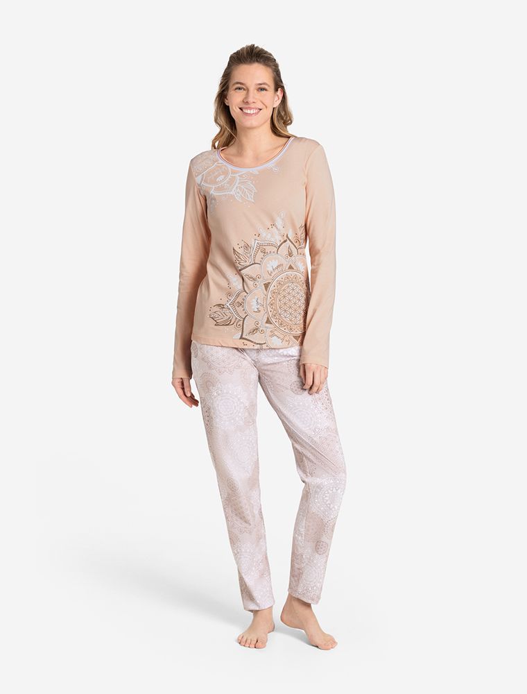 Frau in einem Pyjama-Longsleeve, Oberteil apricot mit braunen Mandalas und Blume des Lebens. Nachhaltig und fair aus Bio-Baumwolle produziert. Rosenquarz im Material.  The Spirit of OM. Mit passender Hose. Nachtwäsche, Schlafanzug, Nachthemd. Passende Hos