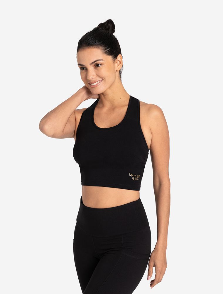 Frau mit schwarzem Yoga Bra mit Körbchen