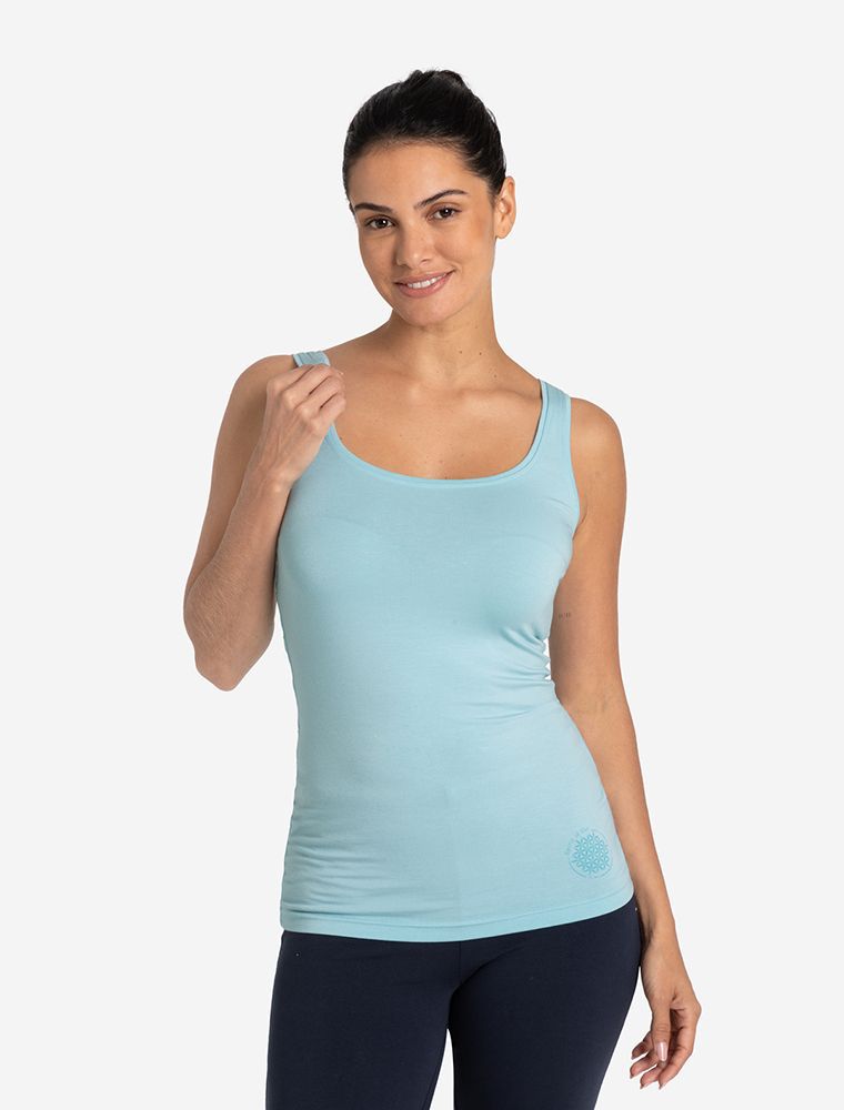 Junge Frau in einem Top aus Bambus Viskose in der Farbe blue breeze.