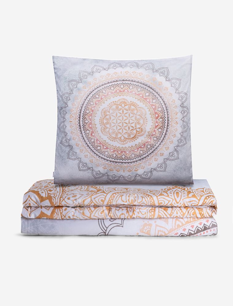 Wunderschöne Bettwäsche aus 100% Baumwolle (kba) von Spirit of OM. Traumhaftes Design in dezenten Farben für ein elegantes Ambiente und erholsamen Schlaf. Versetzt mit mikrofeinem Rosenquarz für erholsamen Schlaf und schöne Träume!