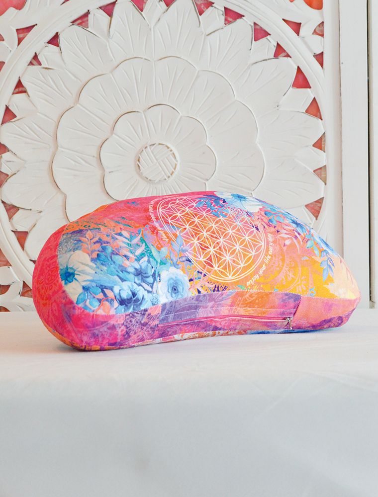 Meditationskissen mit Blume des Lebens und Aquarellblumen auf Holzboden