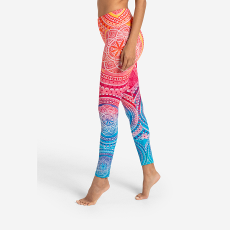 Yoga Leggings Indian Spirit von The Spirit of OM. Bunte Farben, orange, rosa, pink, blau, türkis mit weißen Mandalas. Hergestellt aus Bio-Baumwolle mit Rosenquarz. 