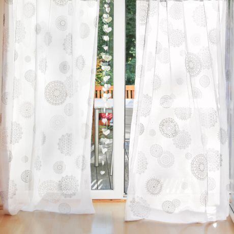 Gardine aus Bio-Baumwolle vor Fenster mit Blume des Lebens und Mandalas