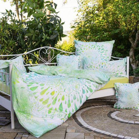 Herrlich frische Bettwäsche in tollen Grüntönen auf weißem Grund. Fröhliches Muster mit Mandala und Blume des Lebens. Wendebettwäsche mit Biberqualität und seidig-glattem Stoff zum Wechseln.
