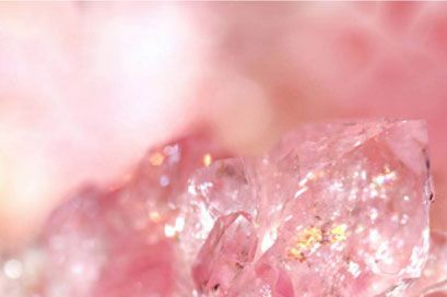 Rosenquarz, Edelstein, rosa, pink mit goldenen Tupfen